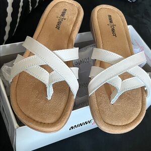 Minnetonka Women's White and Tan Sandals